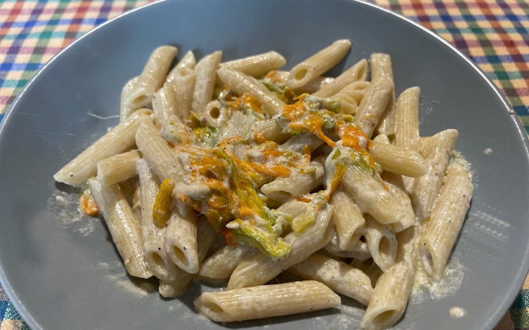 Penne fiori di zucca alici e mozzarella